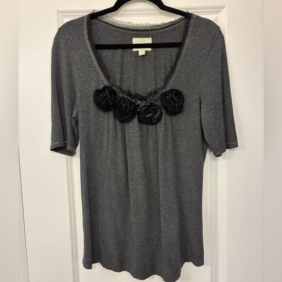ANTHROPOLOGIE DELETTA Short Sleeve Floral Top Gray Women’s Size Medium - Picture 1 of 6